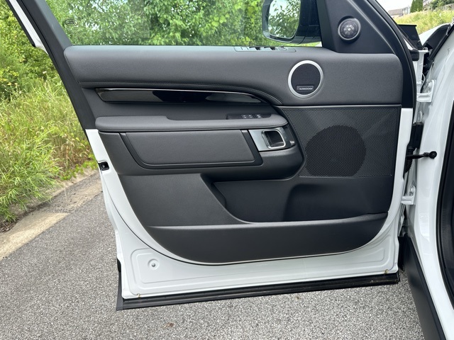 2025 Land Rover Discovery S photo 10