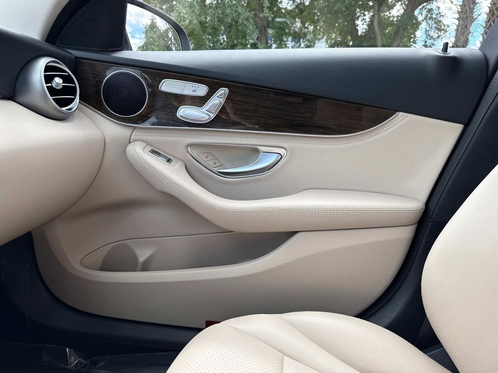2016 Mercedes Benz C 300 photo 24