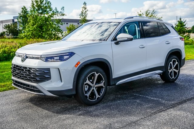 2025 Volkswagen Tiguan SE photo 2