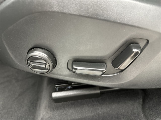 2025 Volvo XC60 B5 Plus photo 4