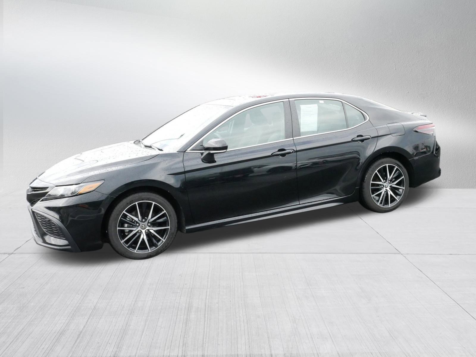 2023 Toyota Camry SE photo 3