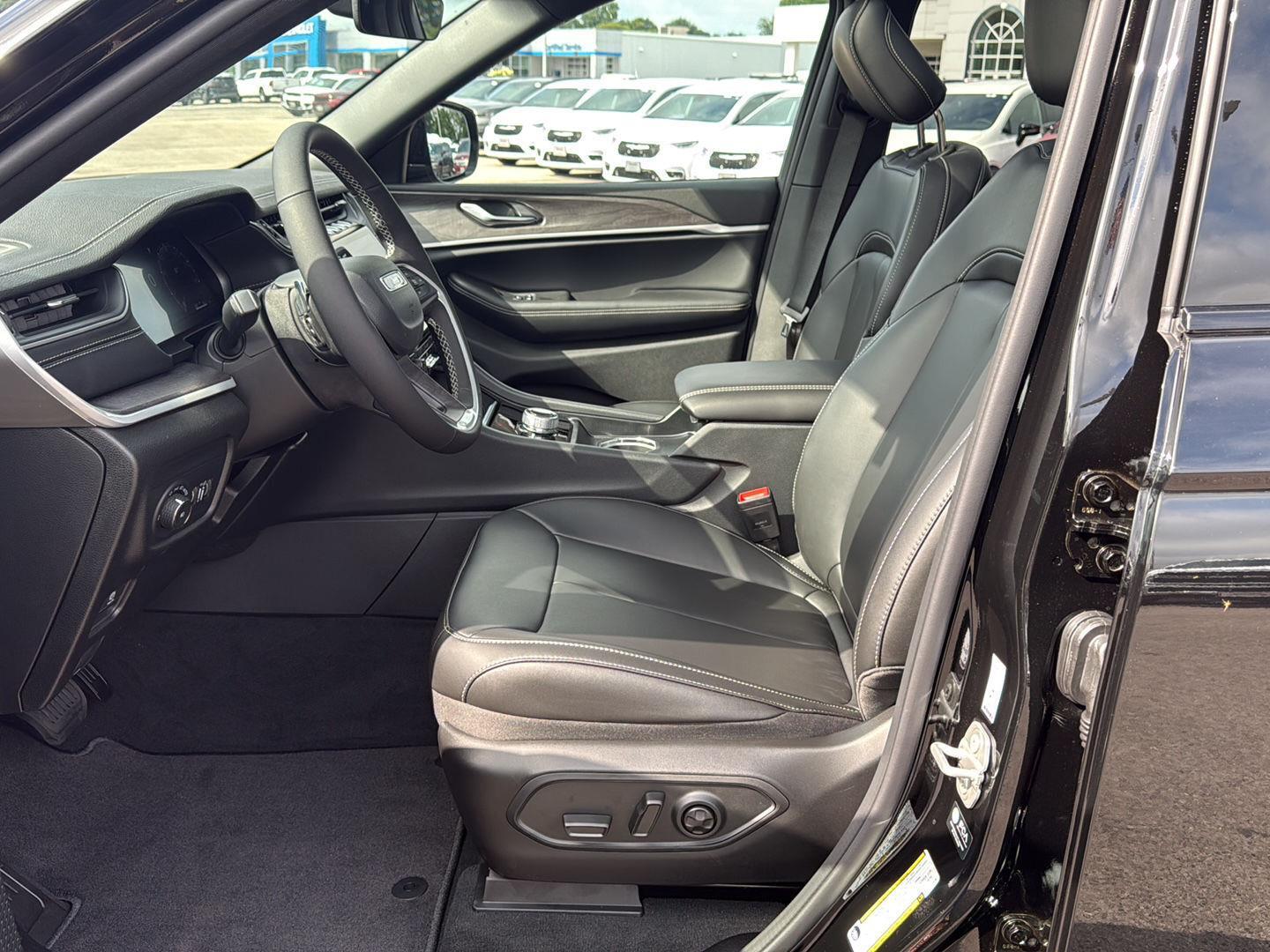 2025 Jeep Grand Cherokee Limited photo 9