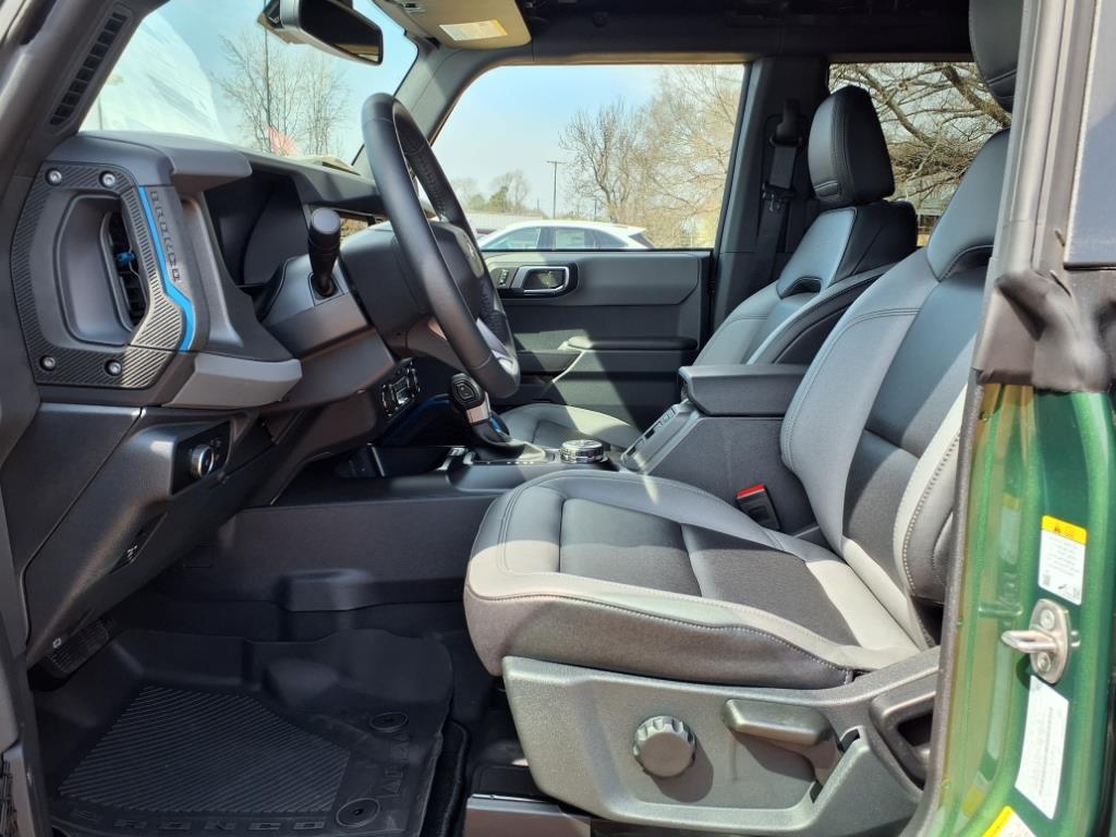 2024 Ford Bronco Black Diamond photo 3