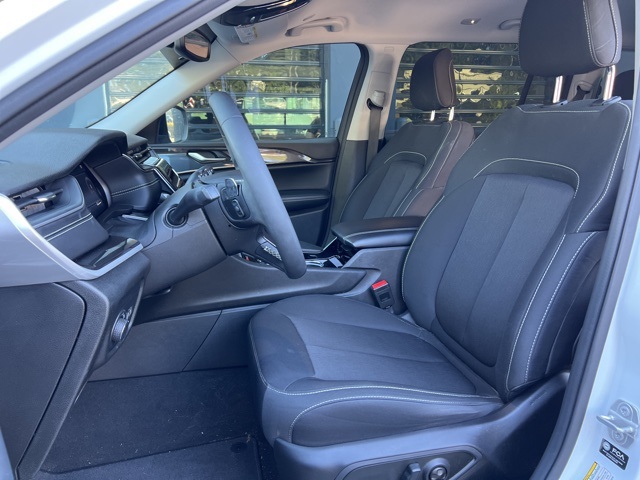 2023 Jeep Grand Cherokee Laredo photo 12