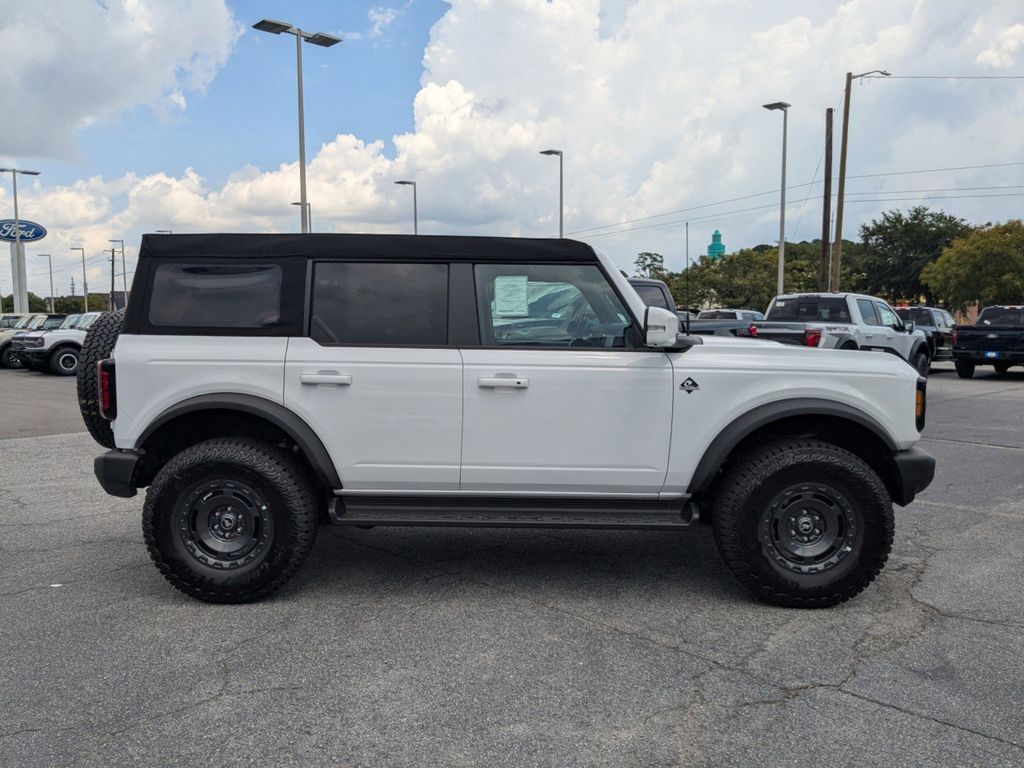2025 Ford Bronco Outer Banks photo 2