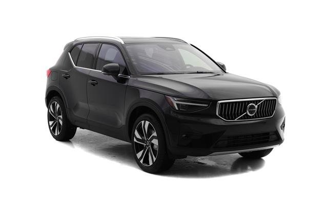 2025 Volvo XC40 photo 2