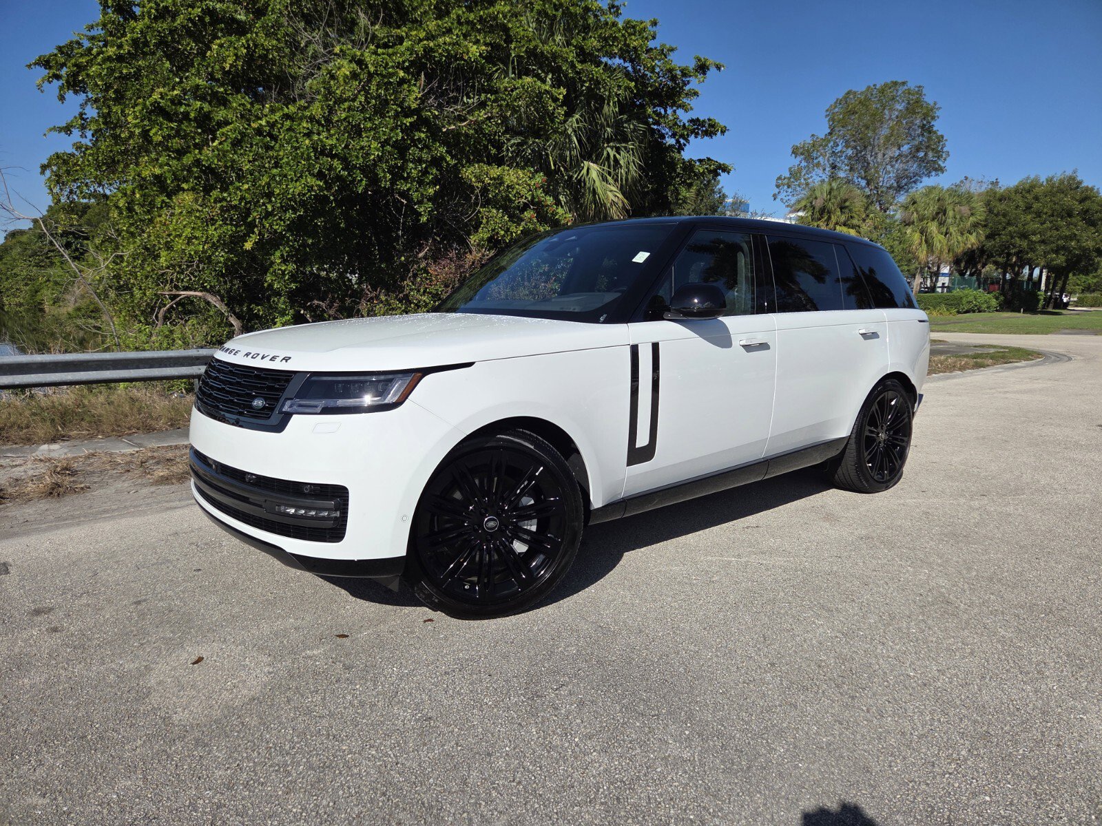 2025 Land Rover Range Rover SE's photo