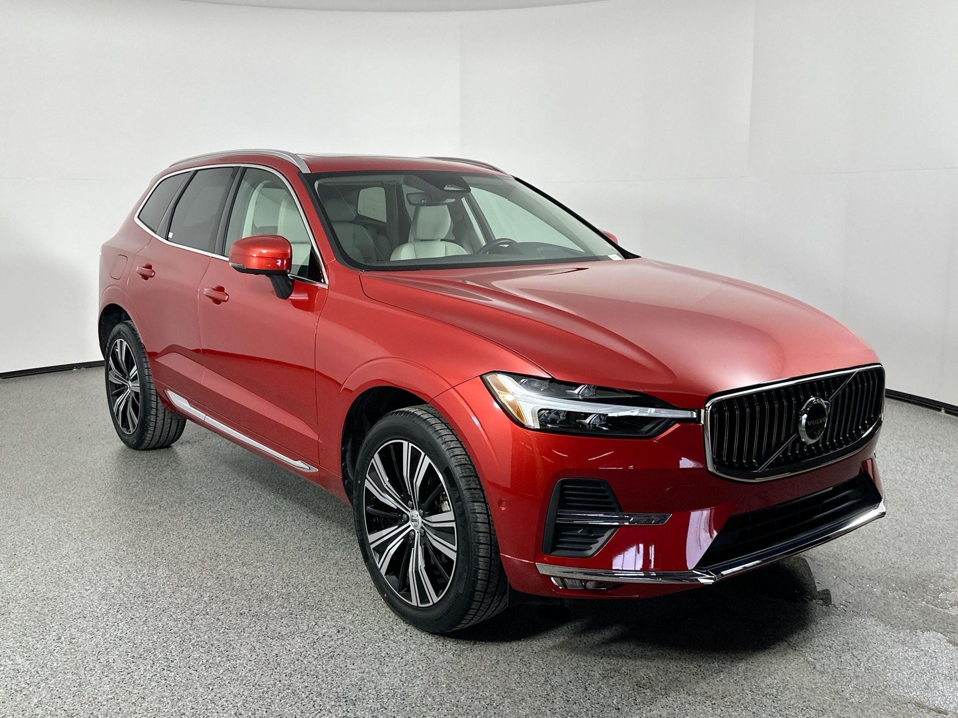 2023 Volvo XC60 B5 Plus photo 3