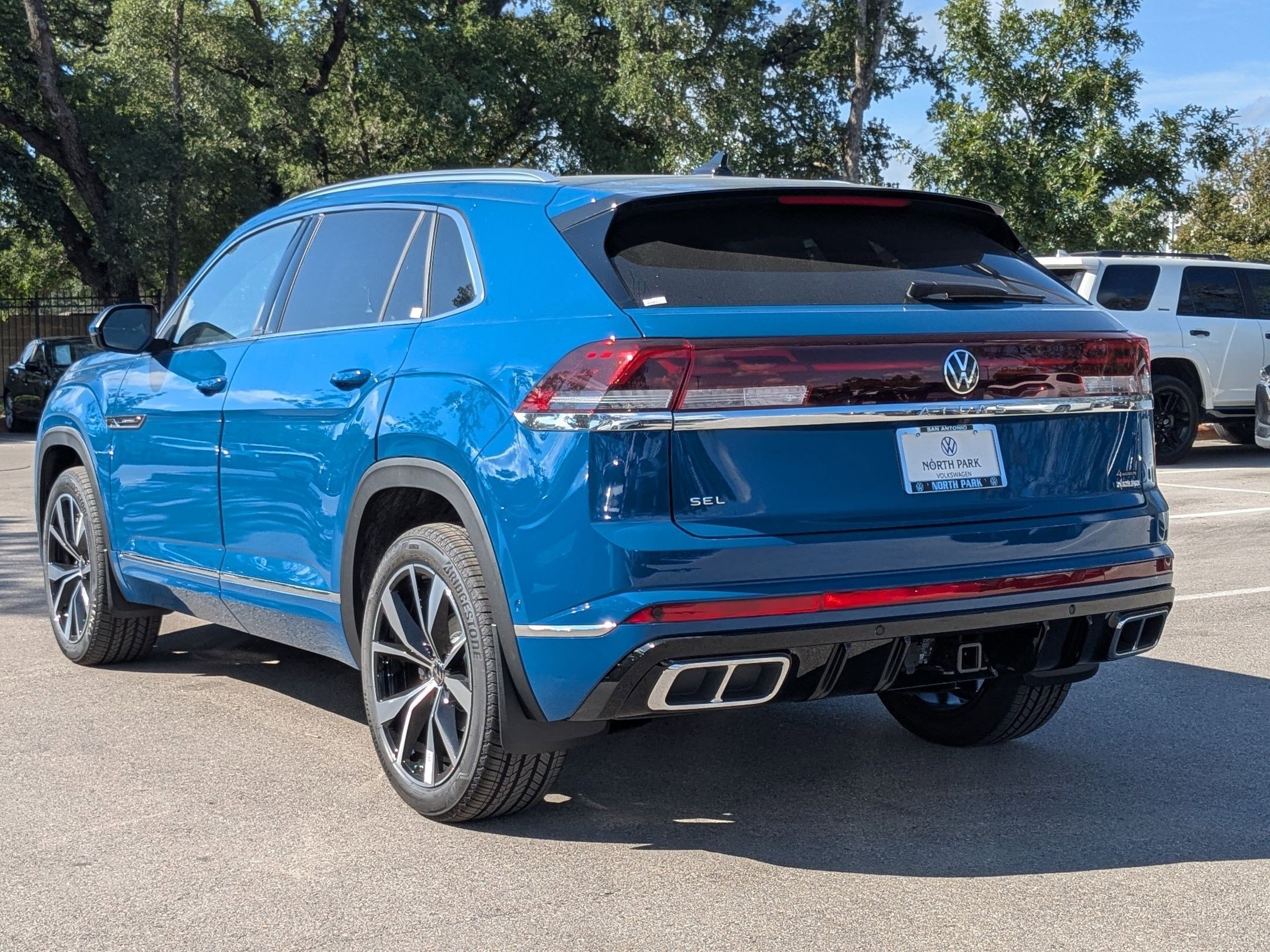 2026 Volkswagen Atlas Cross Sport SEL Premium R-Line photo 2