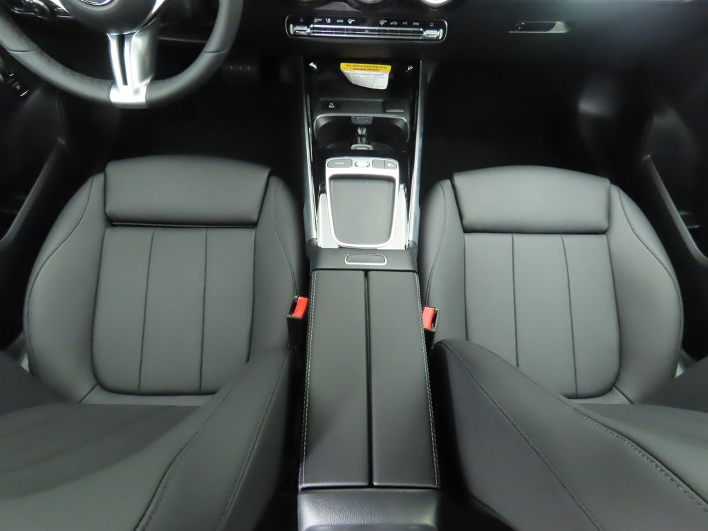 2025 Mercedes Benz GLB 250 photo 16