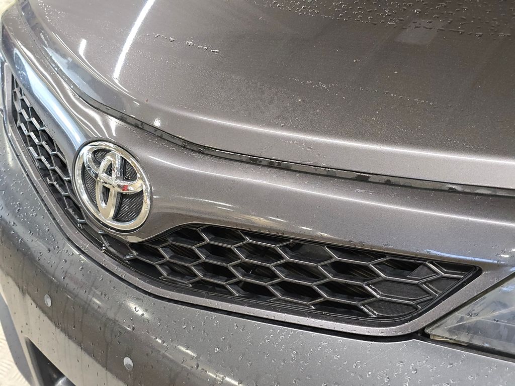 2014 Toyota Camry SE photo 9