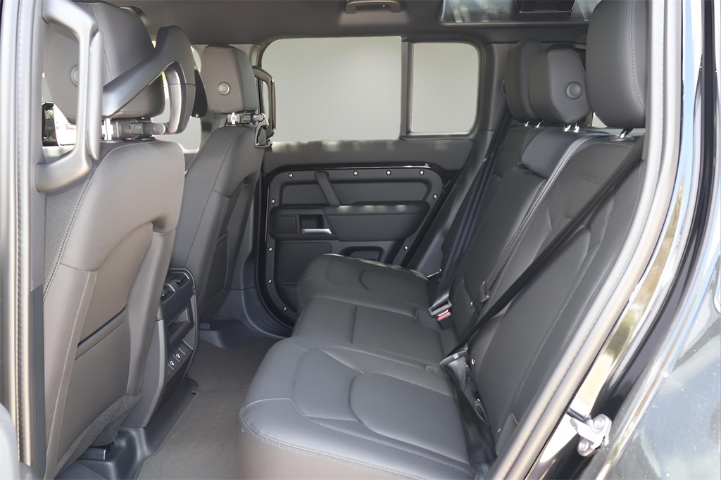 2025 Land Rover Defender 110 S photo 10