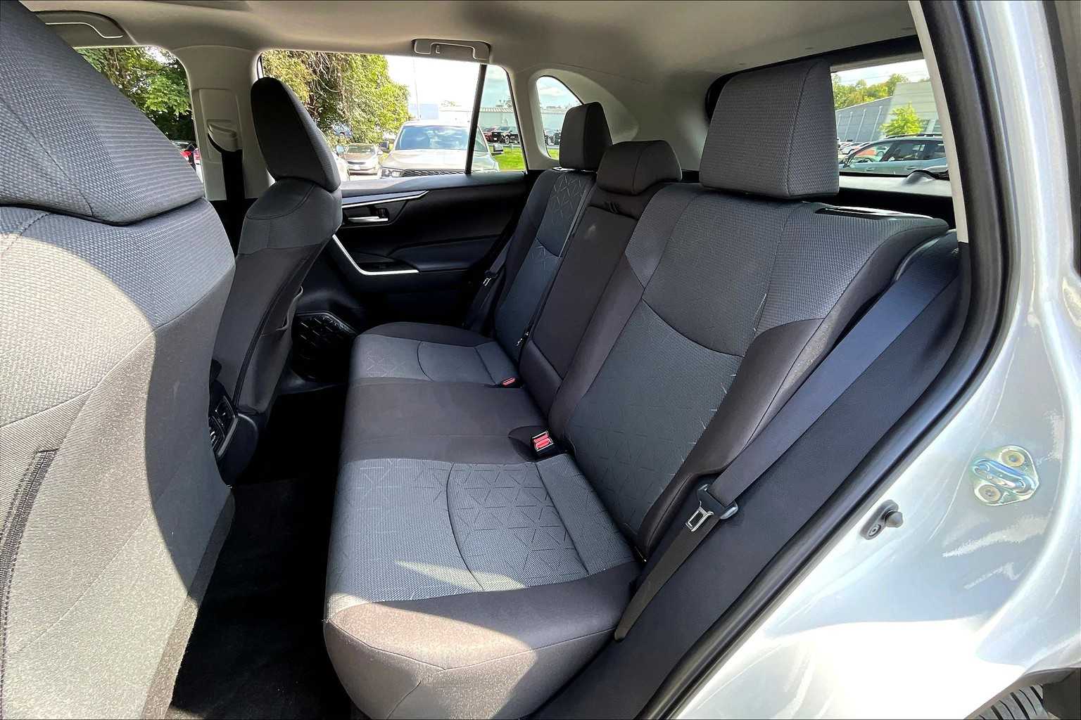 2025 Toyota RAV4 XLE photo 18