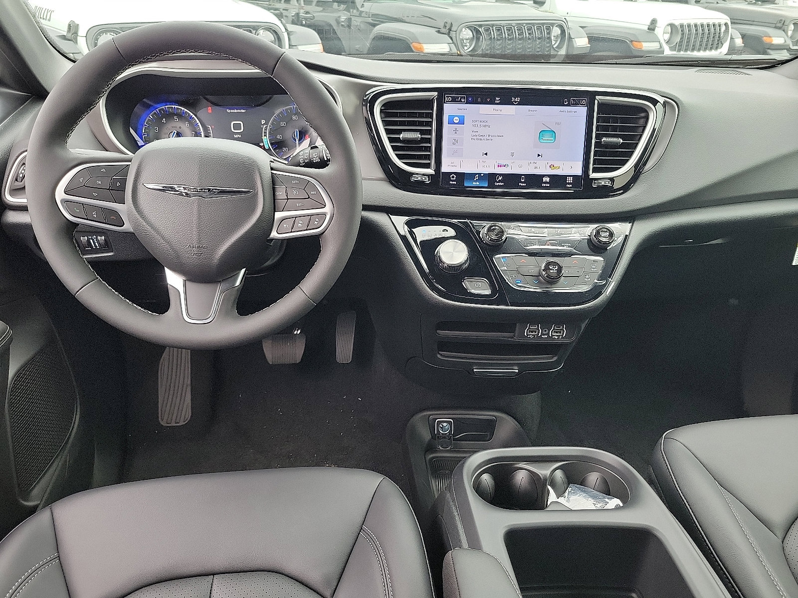 2025 Chrysler Voyager LX photo 4