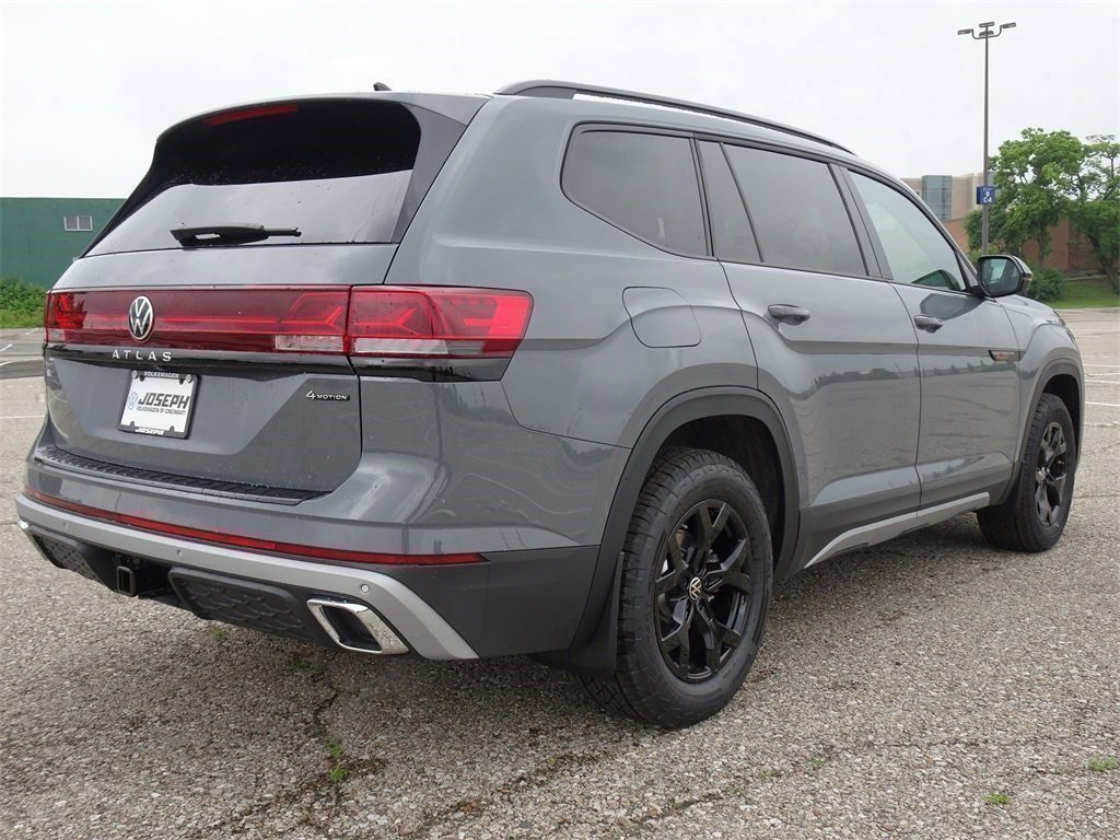 2025 Volkswagen Atlas Peak Edition SE photo 3