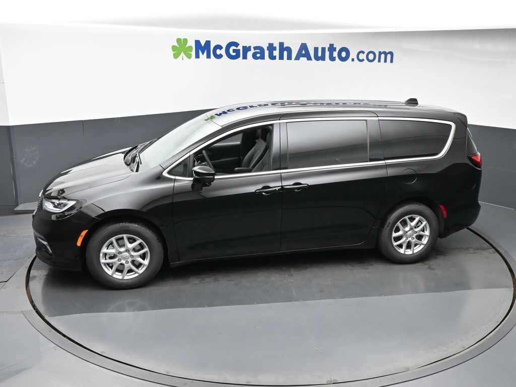 2026 Chrysler Pacifica photo 17