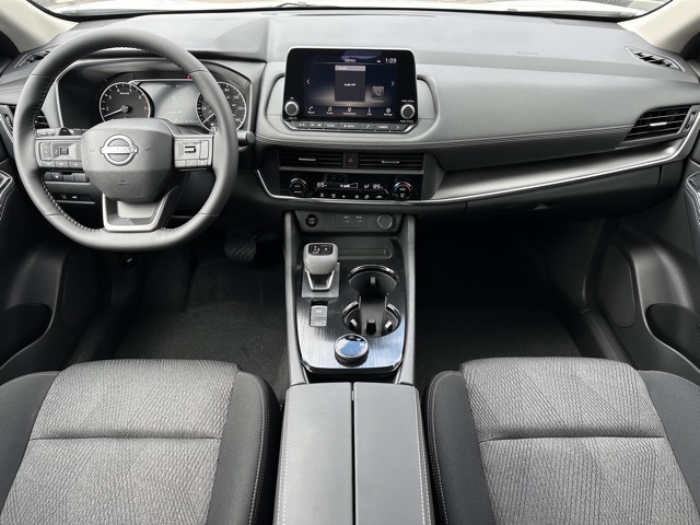 2025 Nissan Rogue SV photo 6