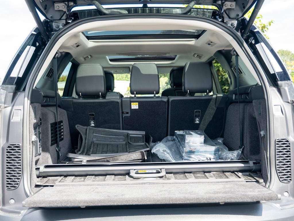 2024 Land Rover Discovery S photo 24