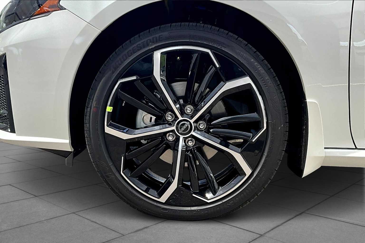 2025 Nissan Altima SR photo 8