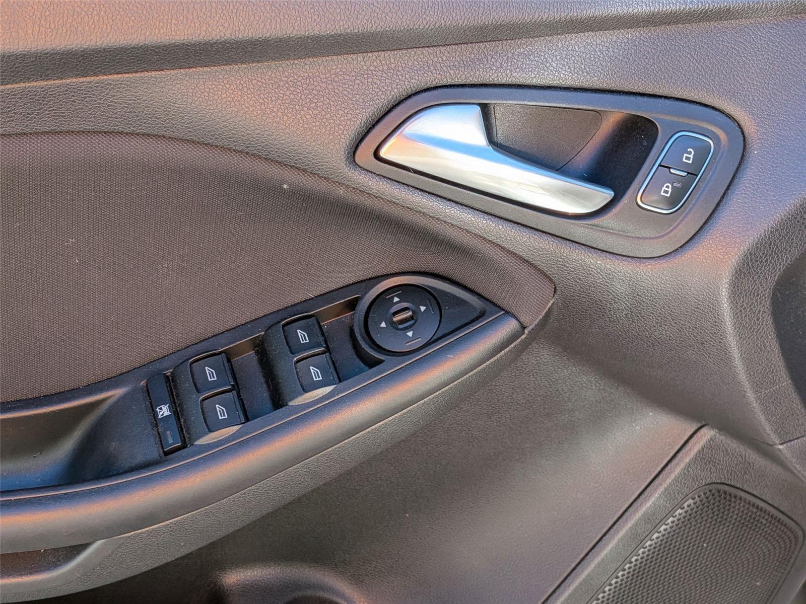 2018 Ford Focus SE photo 12