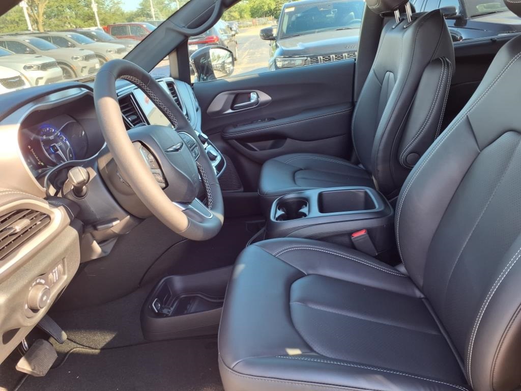 2026 Chrysler Pacifica photo 9