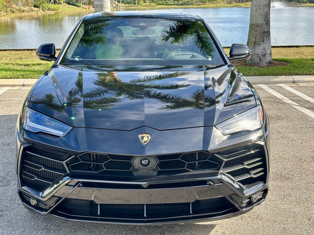 2021 Lamborghini Urus Base photo 2