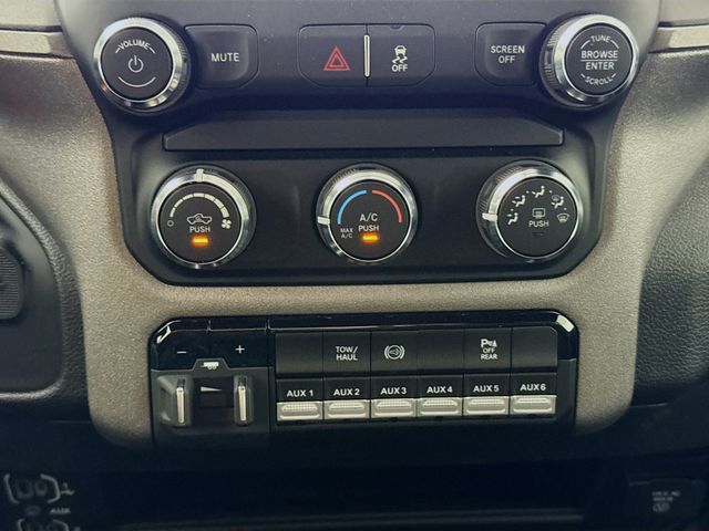 New 2024 Diamond Black Crystal Pearl-Coat Exterior Paint RAM Tradesman image 15