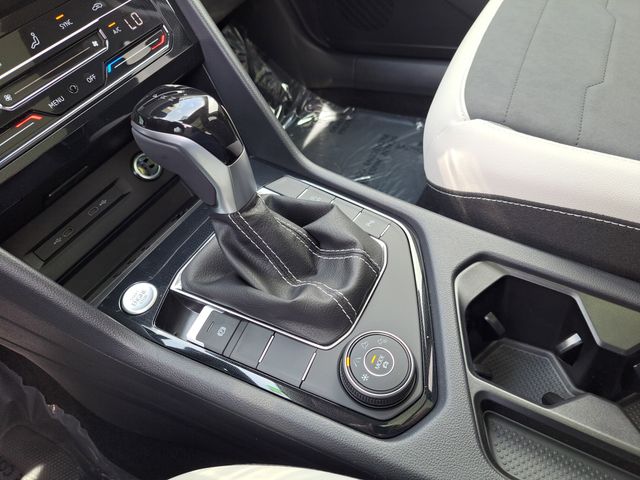 2025 Volkswagen Taos SE photo 33