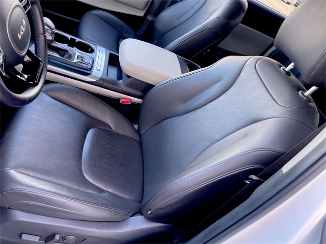 2024 Kia Carnival LX photo 3