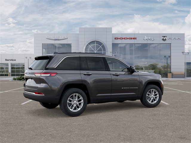 2025 Jeep Grand Cherokee Laredo photo 4