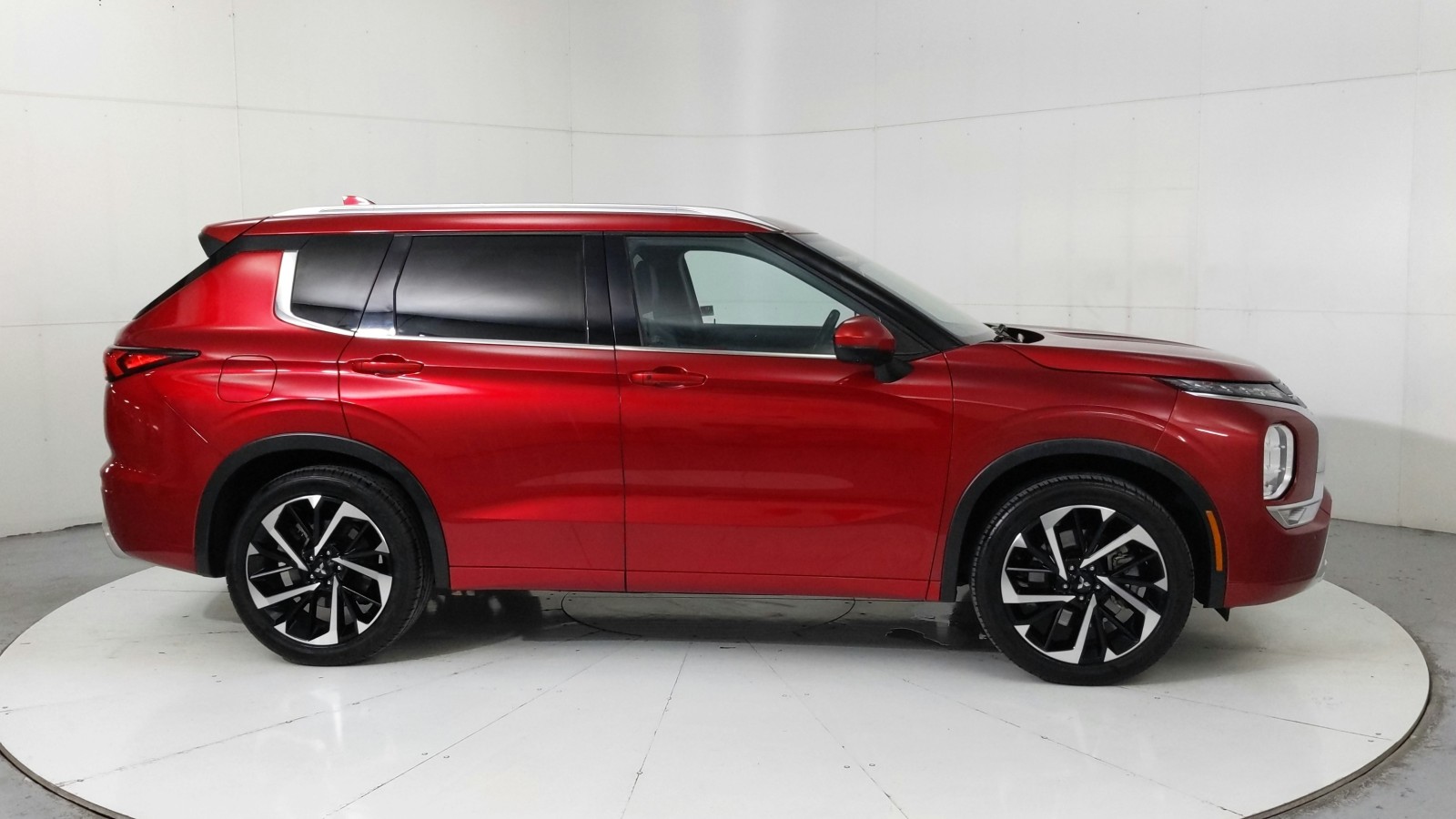 Used 2022  Mitsubishi SEL image 6