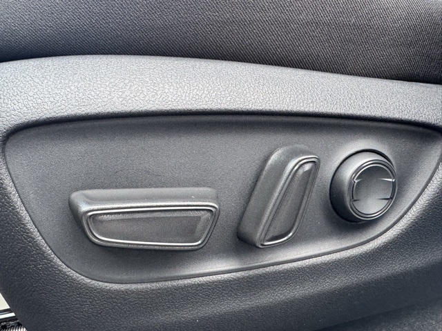 2025 Toyota RAV4 Hybrid XLE photo 14