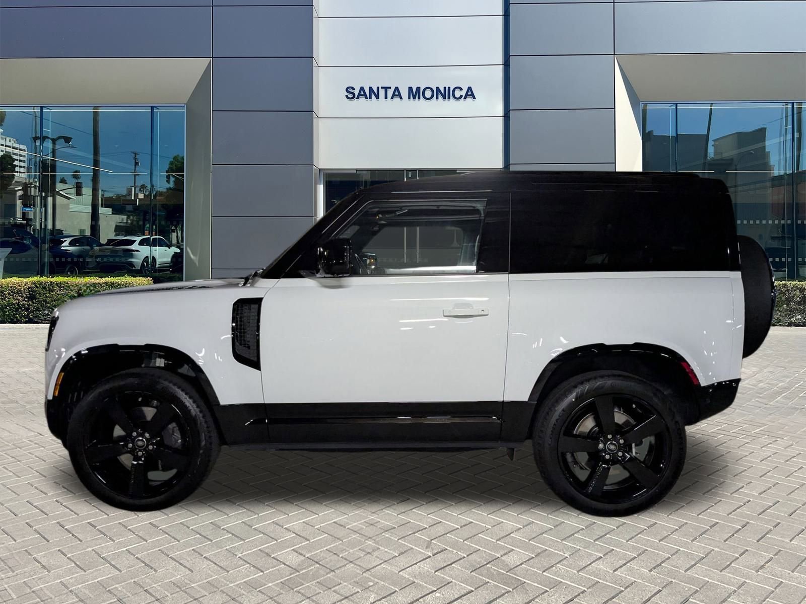 2025 Land Rover Defender 90 X-Dynamic SE photo 3