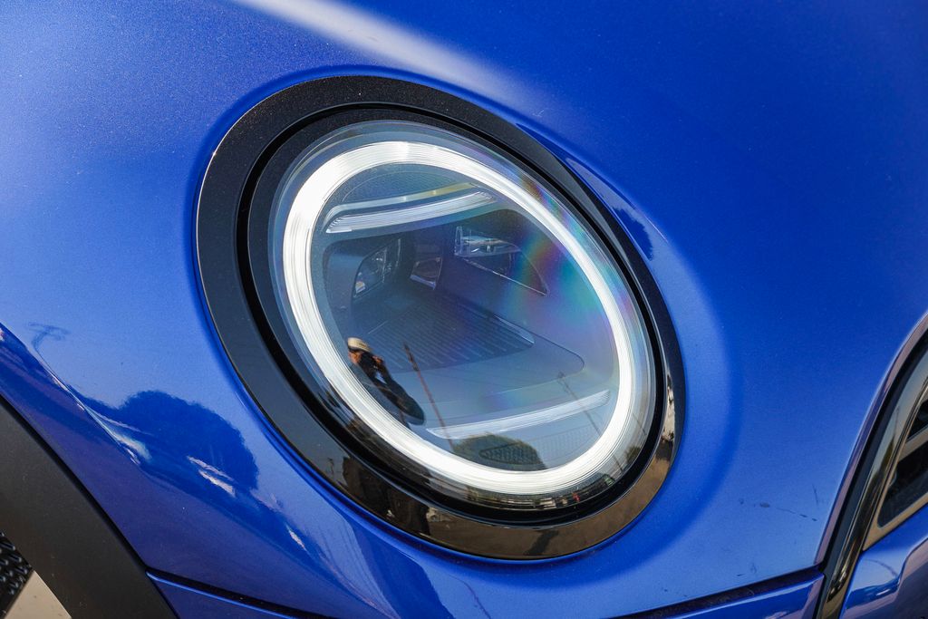 2025 Mini Cooper 2 Door Hardtop Signature photo 2