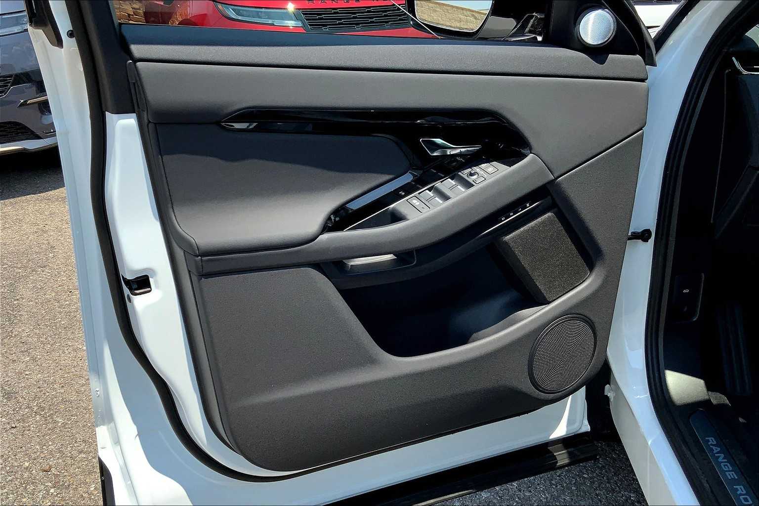 2026 Land Rover Range Rover Evoque Dynamic SE photo 9