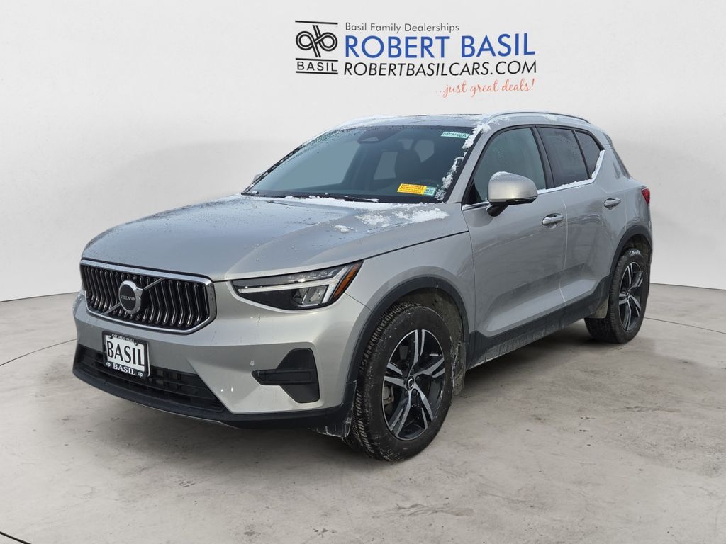 2025 Volvo XC40 Core