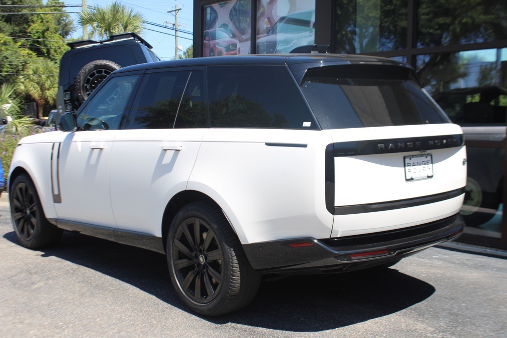 2023 Land Rover Range Rover SE photo 3