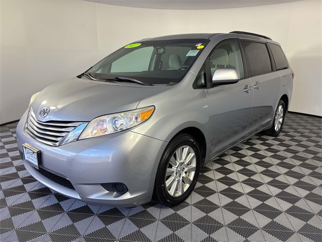 2017 Toyota Sienna LE photo 3