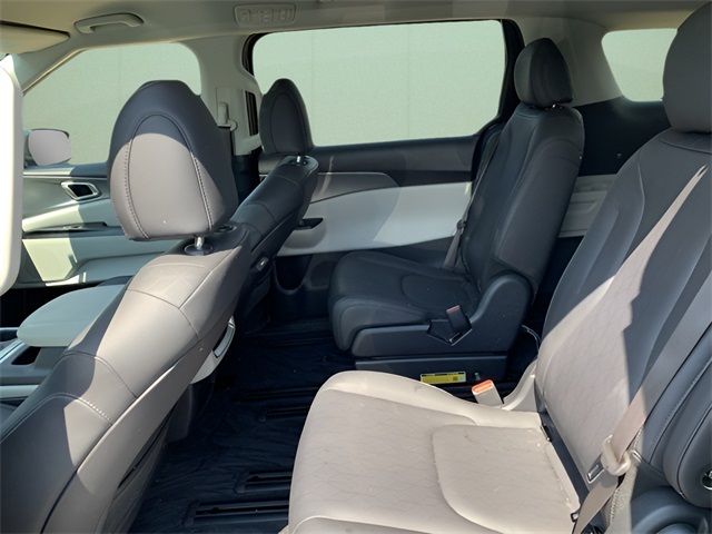 2024 Kia Carnival LX photo 17