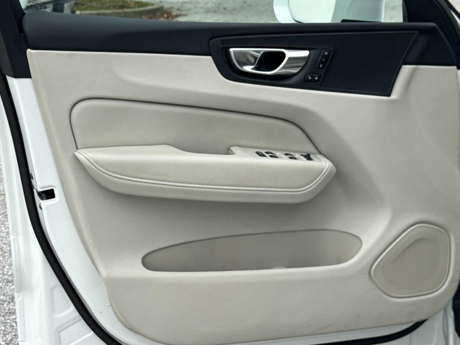 2022 Volvo XC60 Momentum photo 22