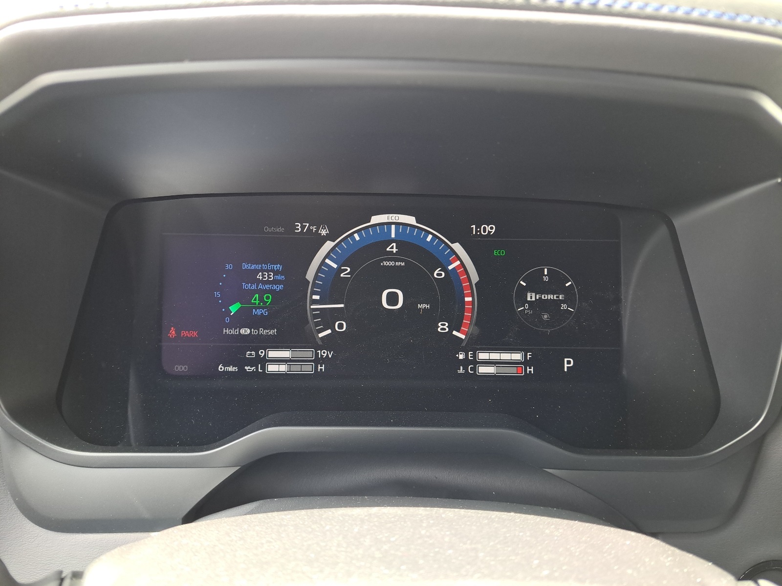 2025 Toyota Tundra Platinum CrewMax photo 32