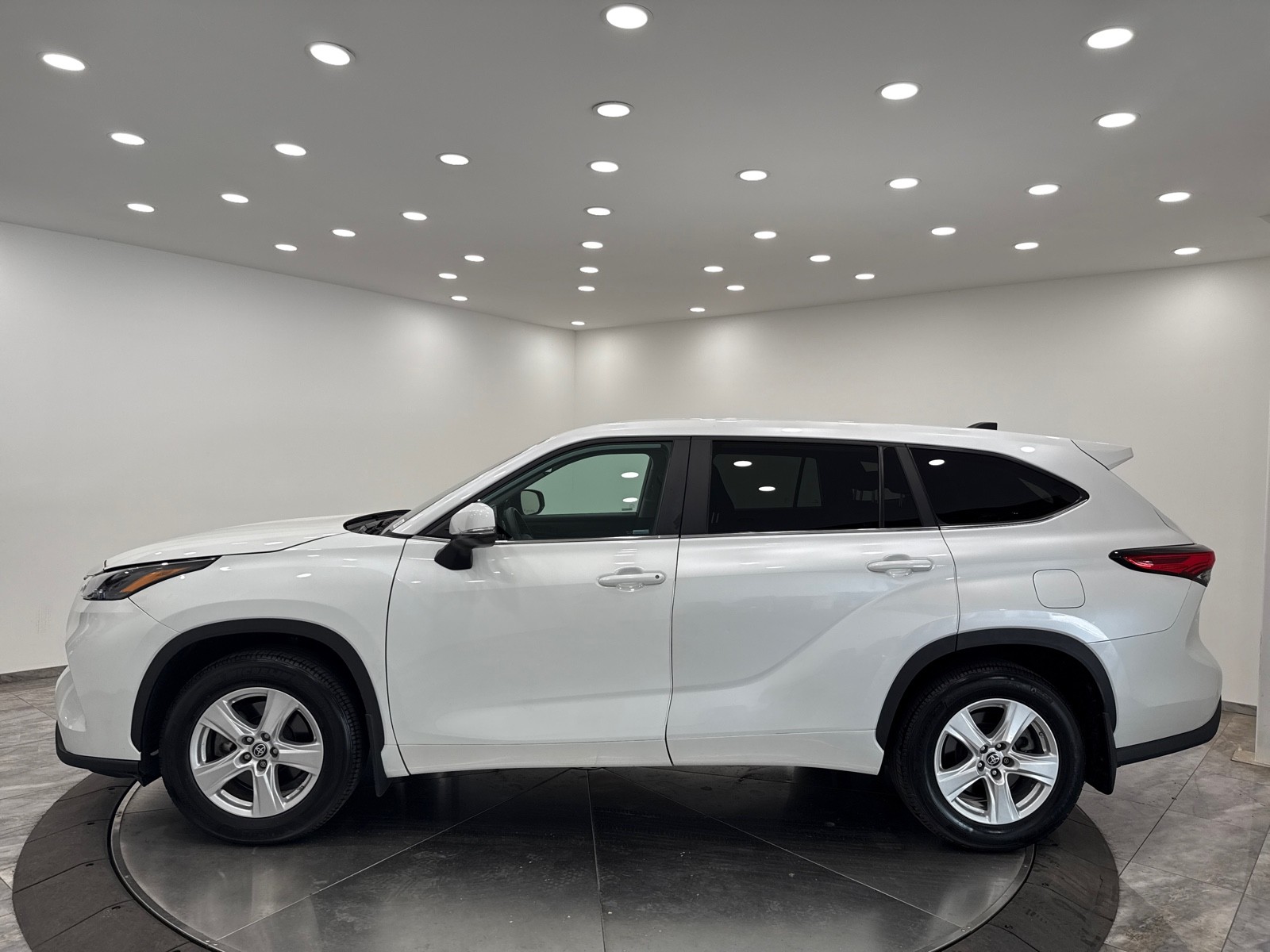 2023 Toyota Highlander L photo 4