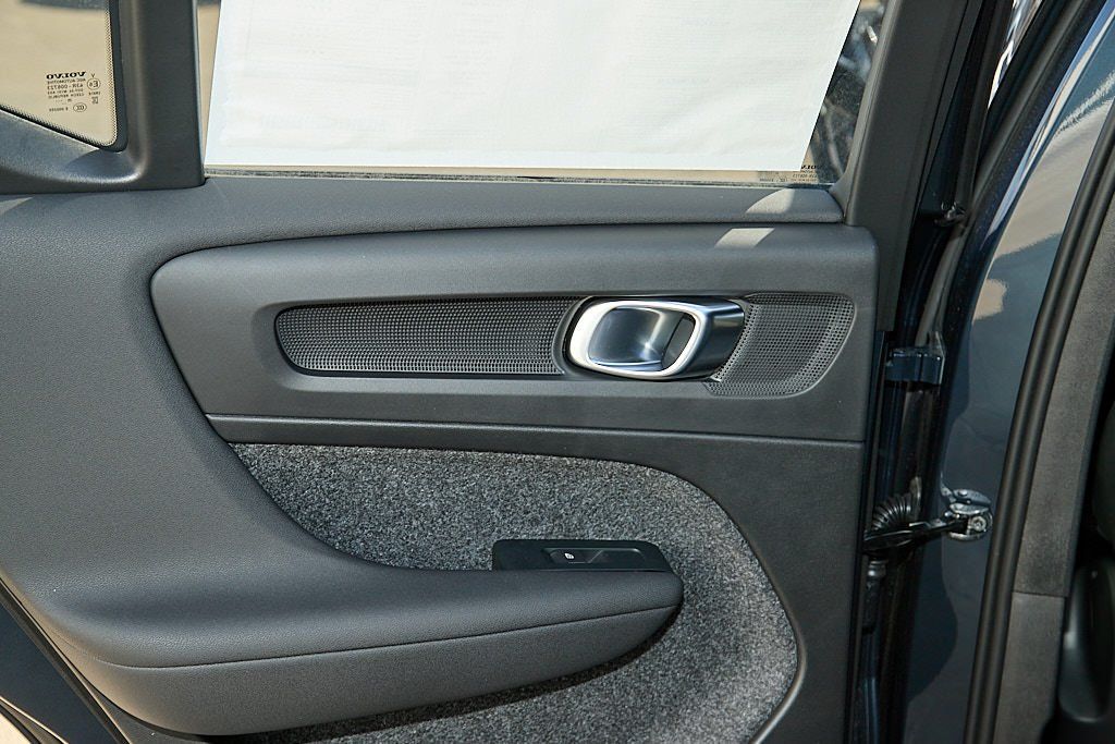 2026 VOLVO XC40 - Image 19