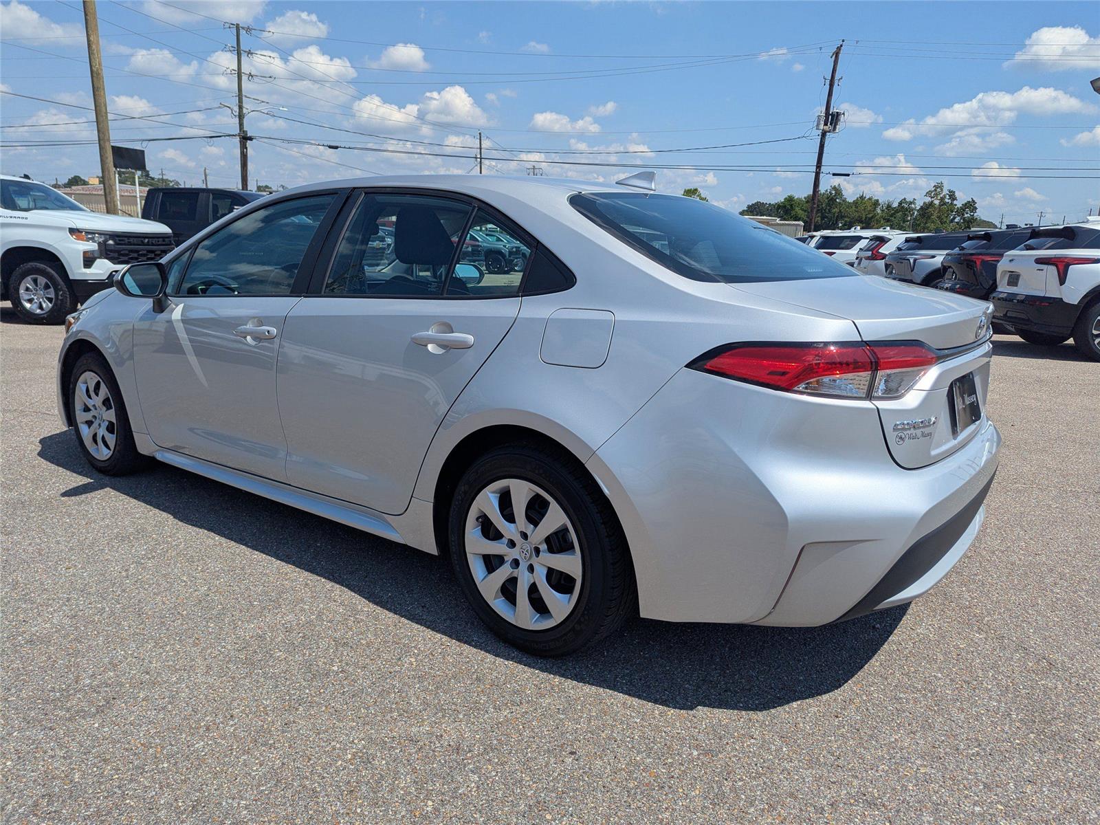 2022 Toyota Corolla LE photo 3
