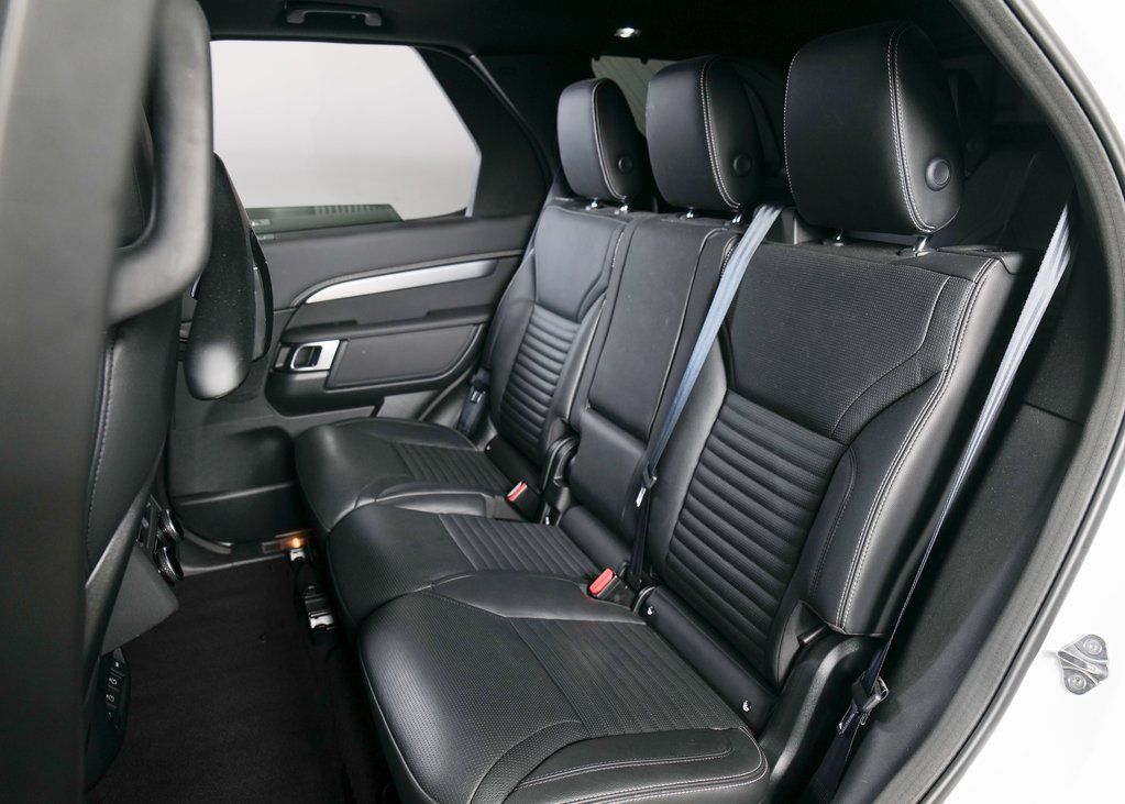 2021 Land Rover Discovery S photo 4