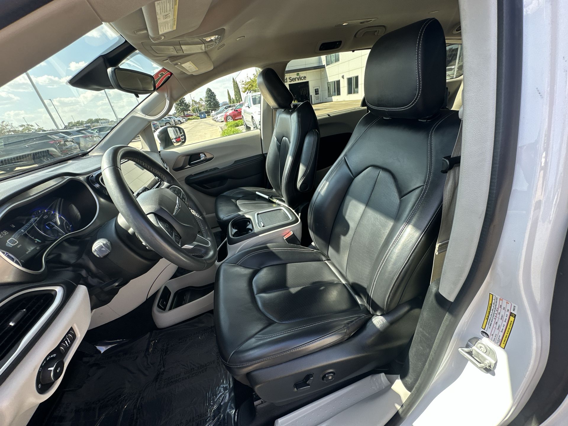 2023 Chrysler Pacifica Touring L photo 17
