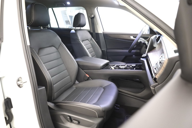 2024 Volkswagen Atlas SEL photo 28