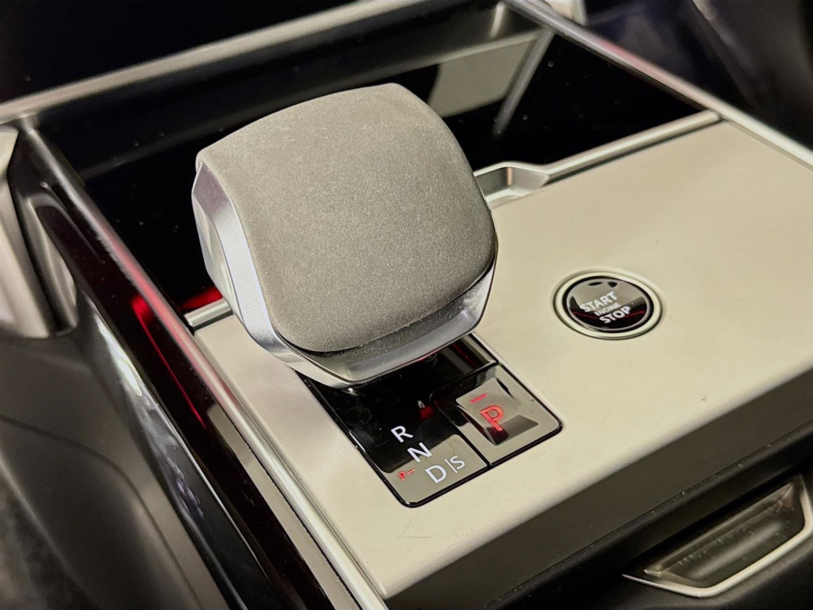 2024 Land Rover Range Rover SE photo 16