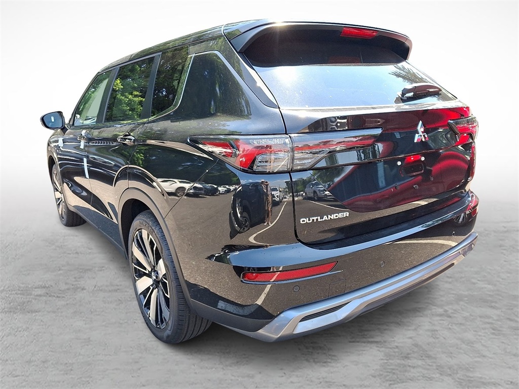 2025 Mitsubishi Outlander SE photo 2