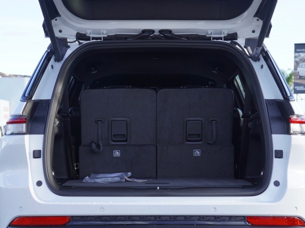 New 2025 Bright White Clear-Coat Exterior Paint Jeep Limited Black Appearance Edition image 5